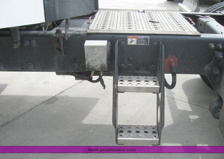 image for item 1807 2005 Freightliner Columbia 120 semi truck