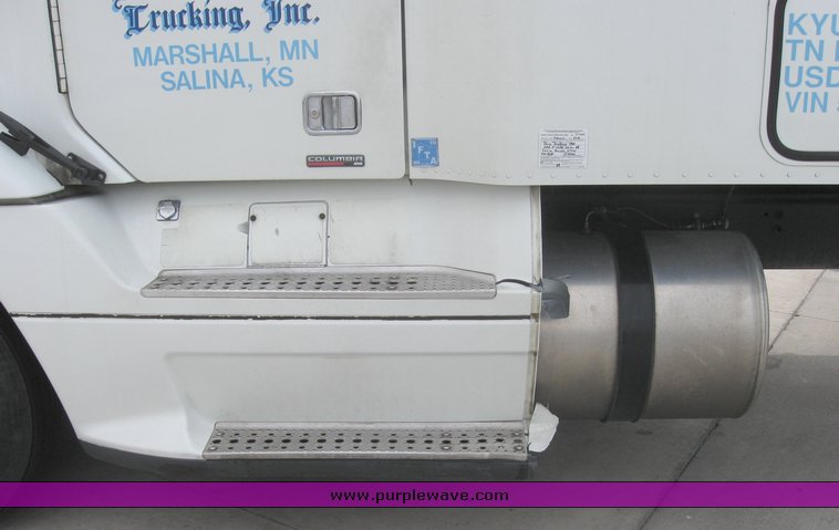 image for item 1807 2005 Freightliner Columbia 120 semi truck