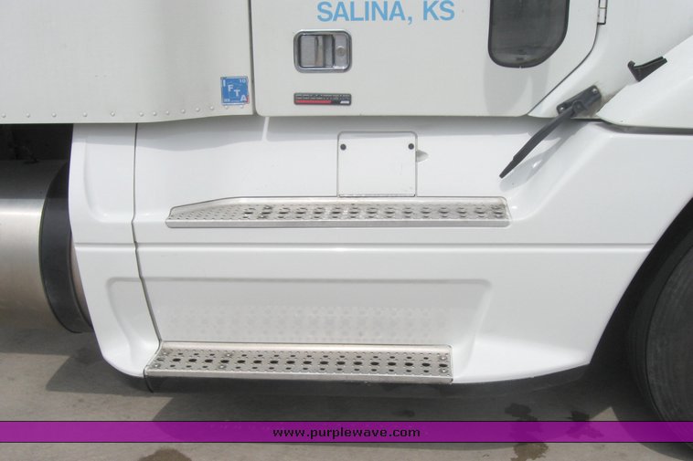 image for item 1807 2005 Freightliner Columbia 120 semi truck