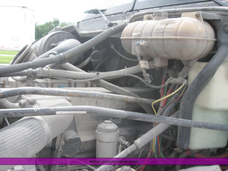 image for item 1807 2005 Freightliner Columbia 120 semi truck