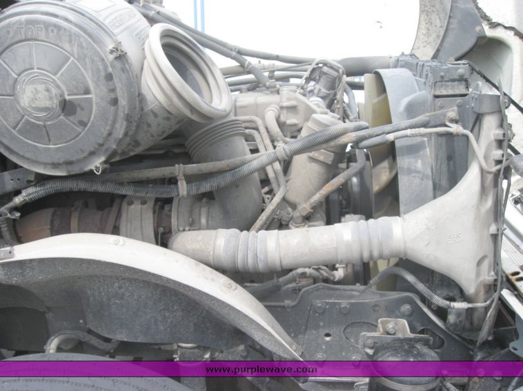 image for item 1807 2005 Freightliner Columbia 120 semi truck