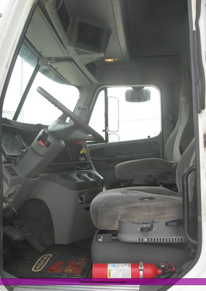 image for item 1807 2005 Freightliner Columbia 120 semi truck