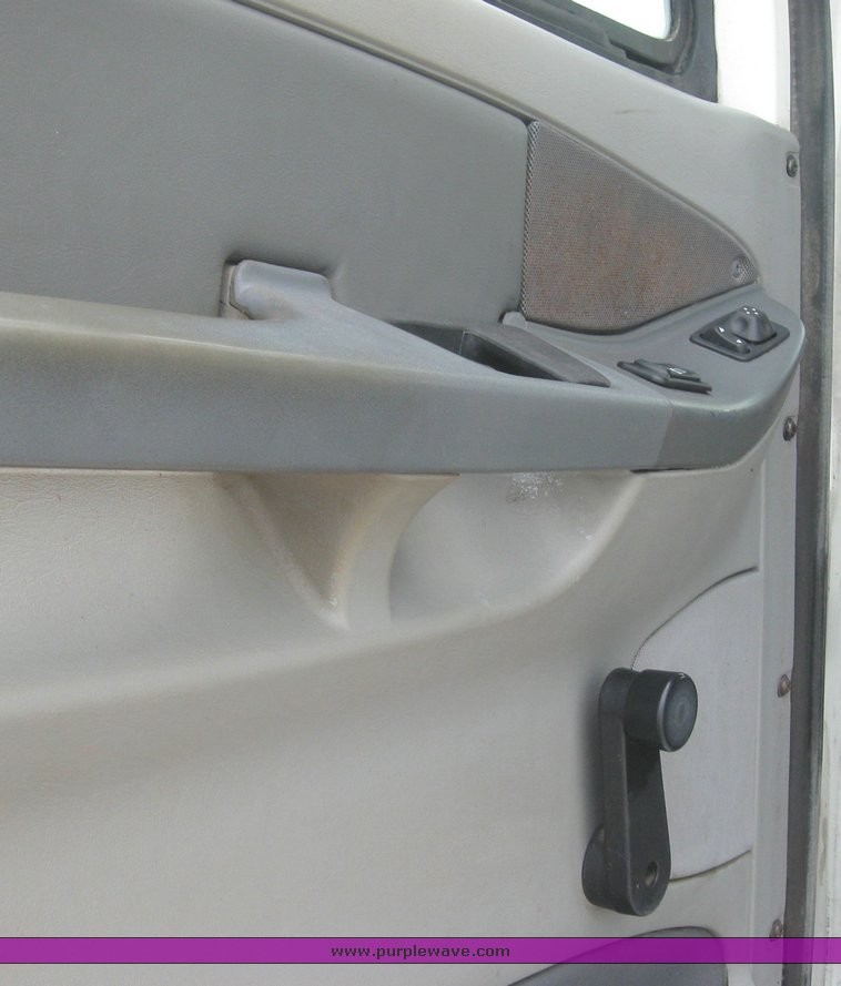 image for item 1807 2005 Freightliner Columbia 120 semi truck