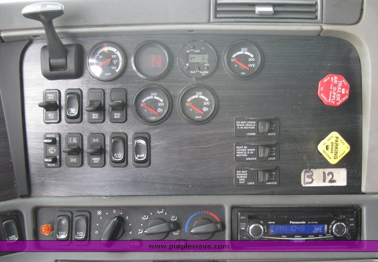 image for item 1807 2005 Freightliner Columbia 120 semi truck