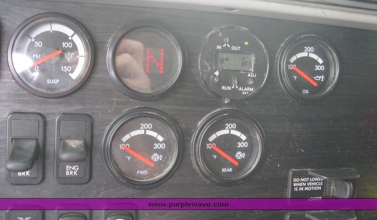 image for item 1807 2005 Freightliner Columbia 120 semi truck