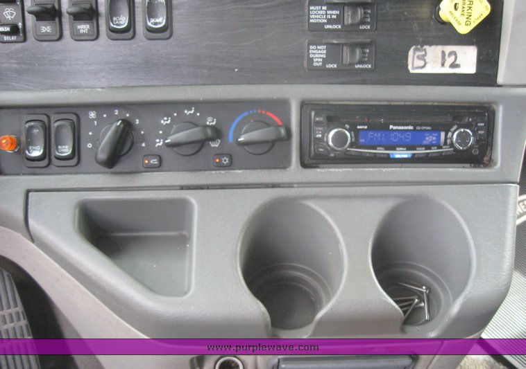 image for item 1807 2005 Freightliner Columbia 120 semi truck