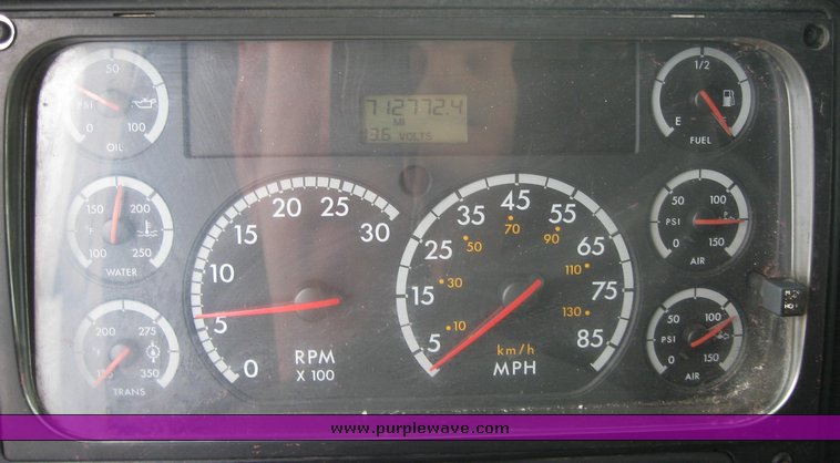 image for item 1807 2005 Freightliner Columbia 120 semi truck