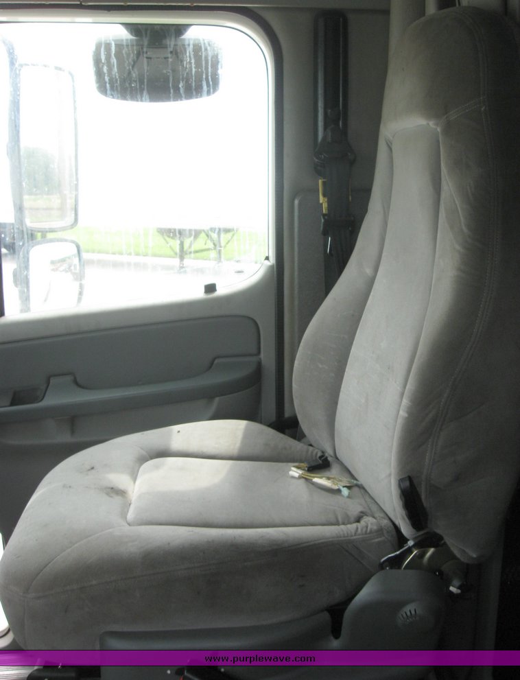 image for item 1807 2005 Freightliner Columbia 120 semi truck