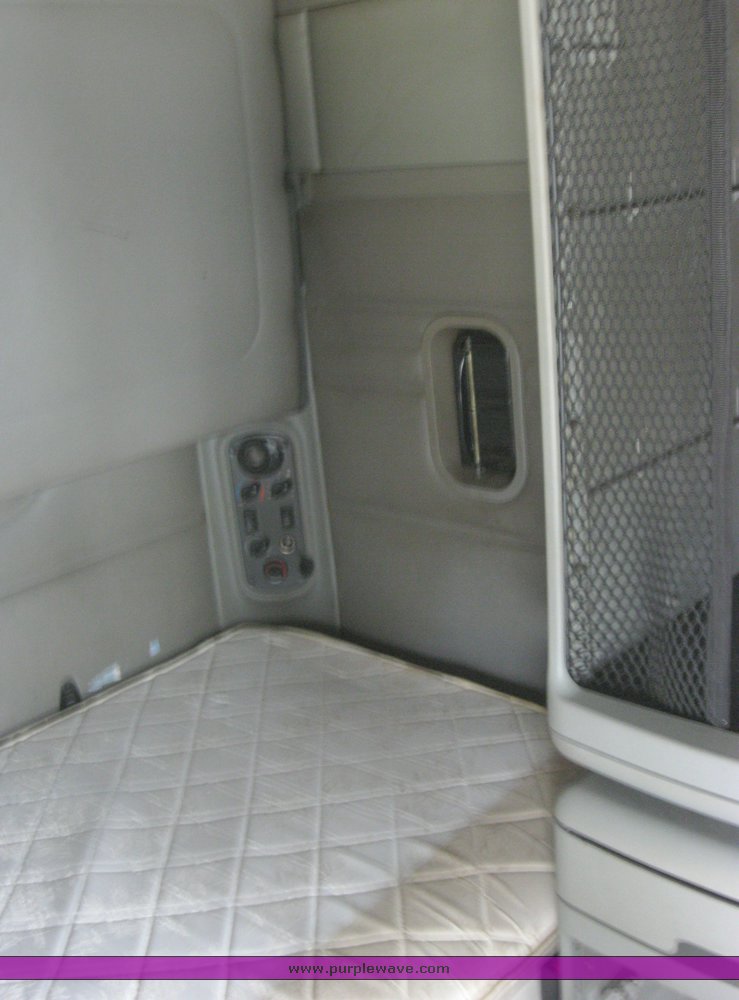 image for item 1807 2005 Freightliner Columbia 120 semi truck