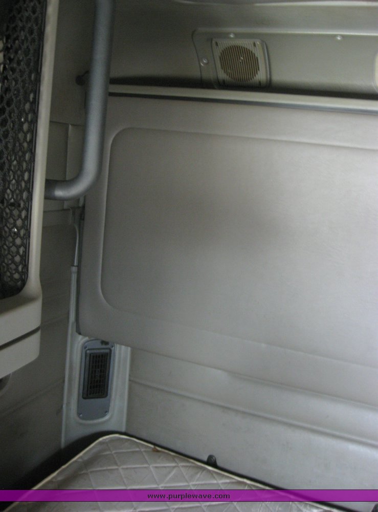 image for item 1807 2005 Freightliner Columbia 120 semi truck