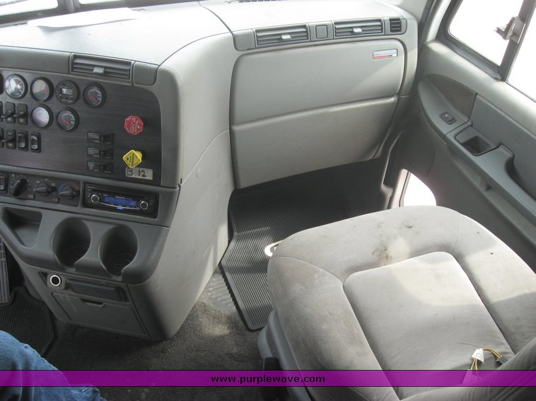 image for item 1807 2005 Freightliner Columbia 120 semi truck