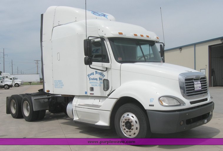 image for item 1808 2005 Freightliner Columbia 120 semi truck