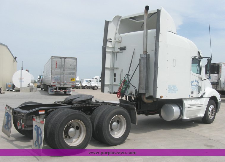 image for item 1808 2005 Freightliner Columbia 120 semi truck