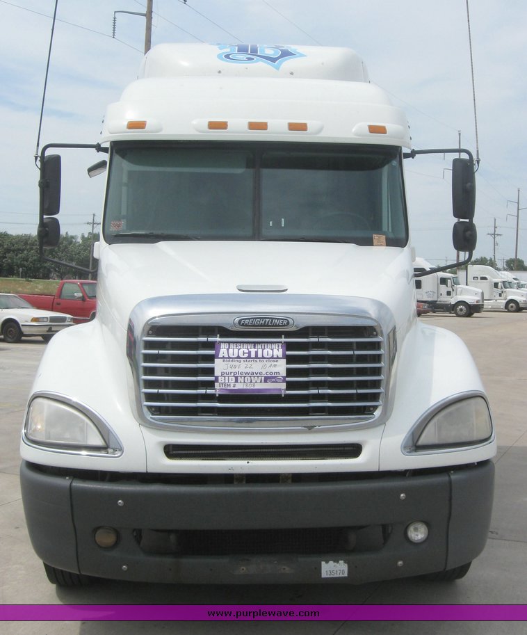 image for item 1808 2005 Freightliner Columbia 120 semi truck