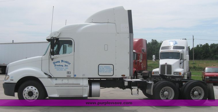 image for item 1808 2005 Freightliner Columbia 120 semi truck