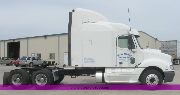 image for item 1808 2005 Freightliner Columbia 120 semi truck
