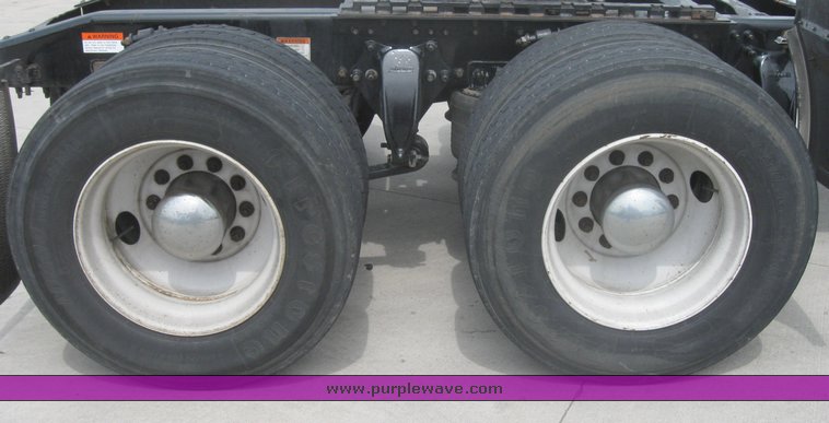 image for item 1808 2005 Freightliner Columbia 120 semi truck