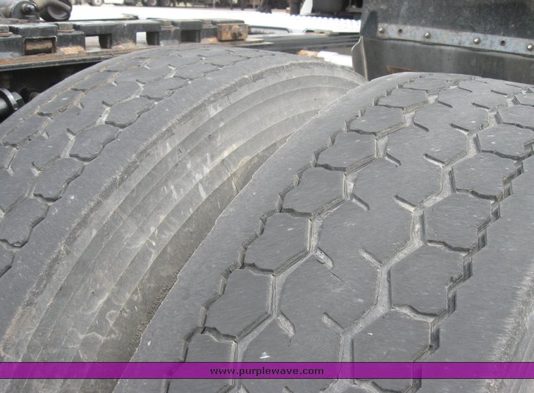 image for item 1808 2005 Freightliner Columbia 120 semi truck