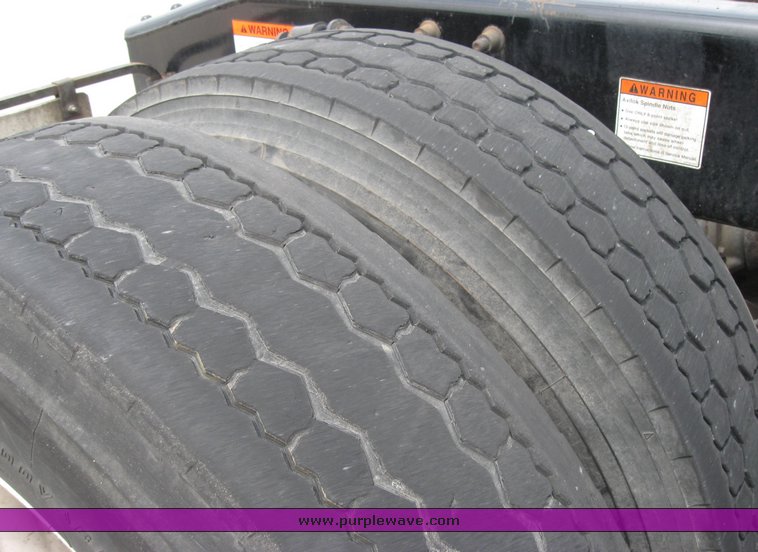 image for item 1808 2005 Freightliner Columbia 120 semi truck