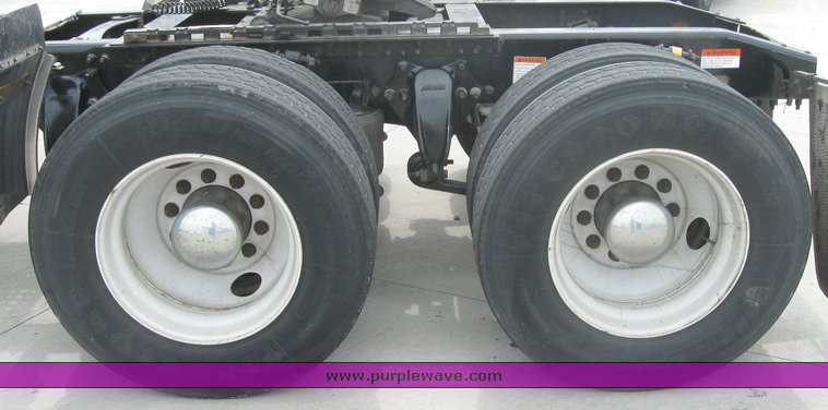 image for item 1808 2005 Freightliner Columbia 120 semi truck