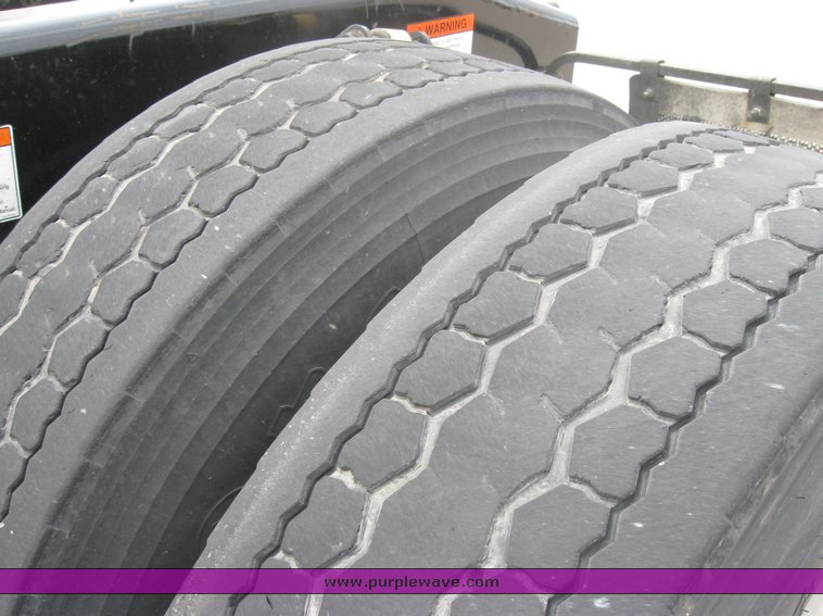 image for item 1808 2005 Freightliner Columbia 120 semi truck