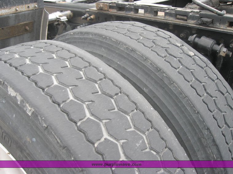 image for item 1808 2005 Freightliner Columbia 120 semi truck