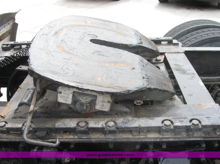 image for item 1808 2005 Freightliner Columbia 120 semi truck