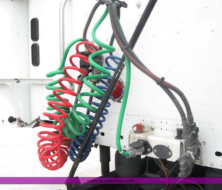 image for item 1808 2005 Freightliner Columbia 120 semi truck