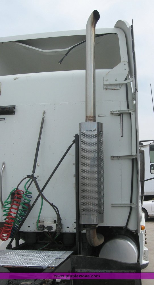 image for item 1808 2005 Freightliner Columbia 120 semi truck