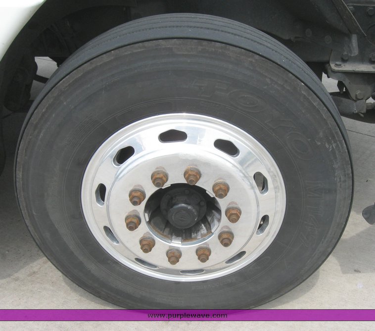 image for item 1808 2005 Freightliner Columbia 120 semi truck