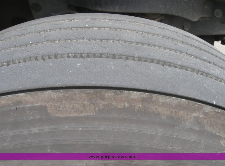 image for item 1808 2005 Freightliner Columbia 120 semi truck