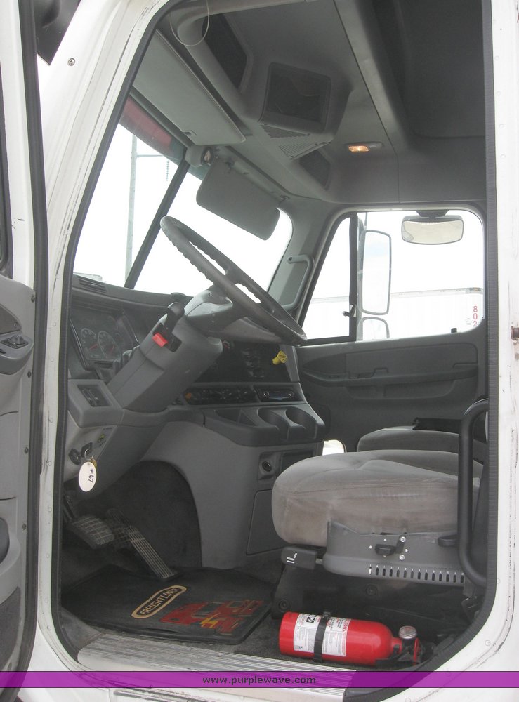 image for item 1808 2005 Freightliner Columbia 120 semi truck