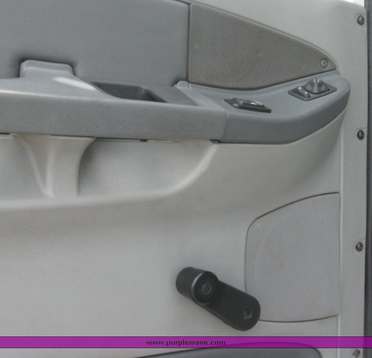 image for item 1808 2005 Freightliner Columbia 120 semi truck