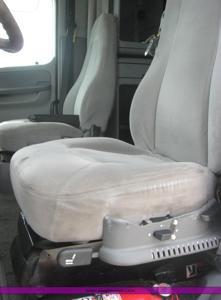 image for item 1808 2005 Freightliner Columbia 120 semi truck