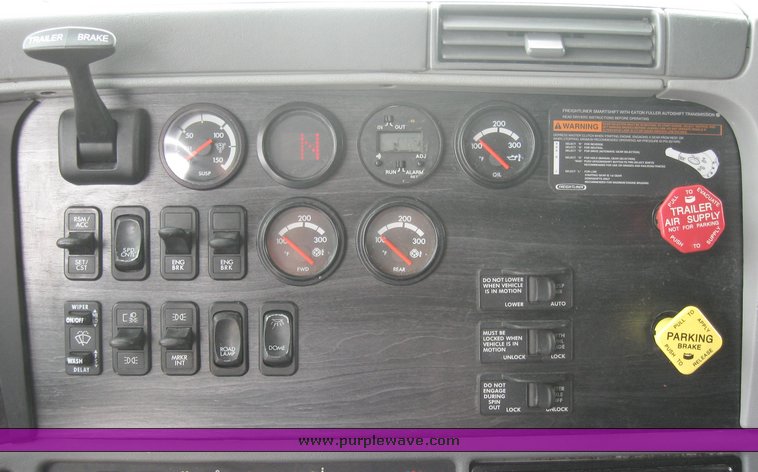 image for item 1808 2005 Freightliner Columbia 120 semi truck