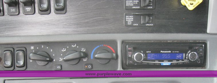 image for item 1808 2005 Freightliner Columbia 120 semi truck