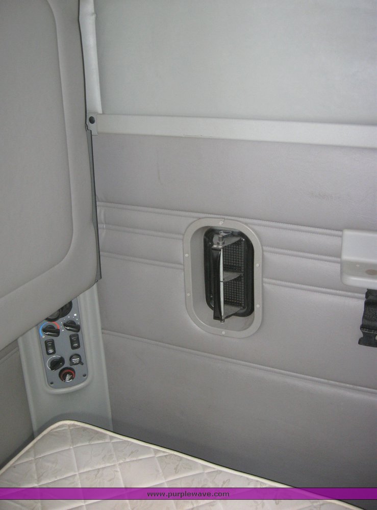 image for item 1808 2005 Freightliner Columbia 120 semi truck