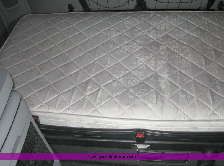 image for item 1808 2005 Freightliner Columbia 120 semi truck