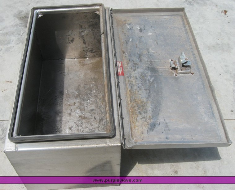 image for item 2283 Aluminum tool box