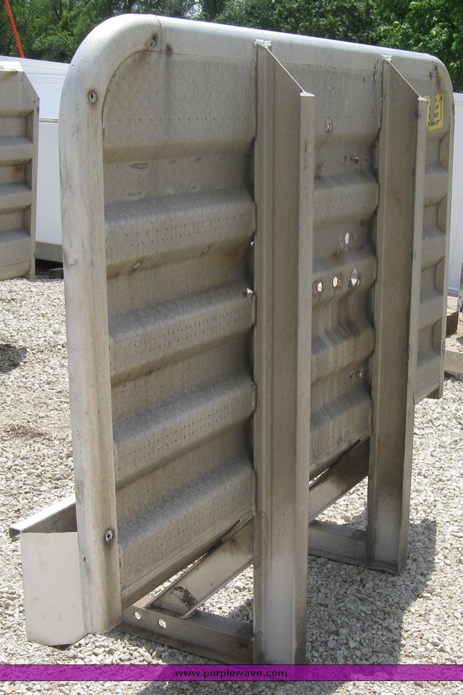 image for item 2290 Merritt diamond plate headache rack