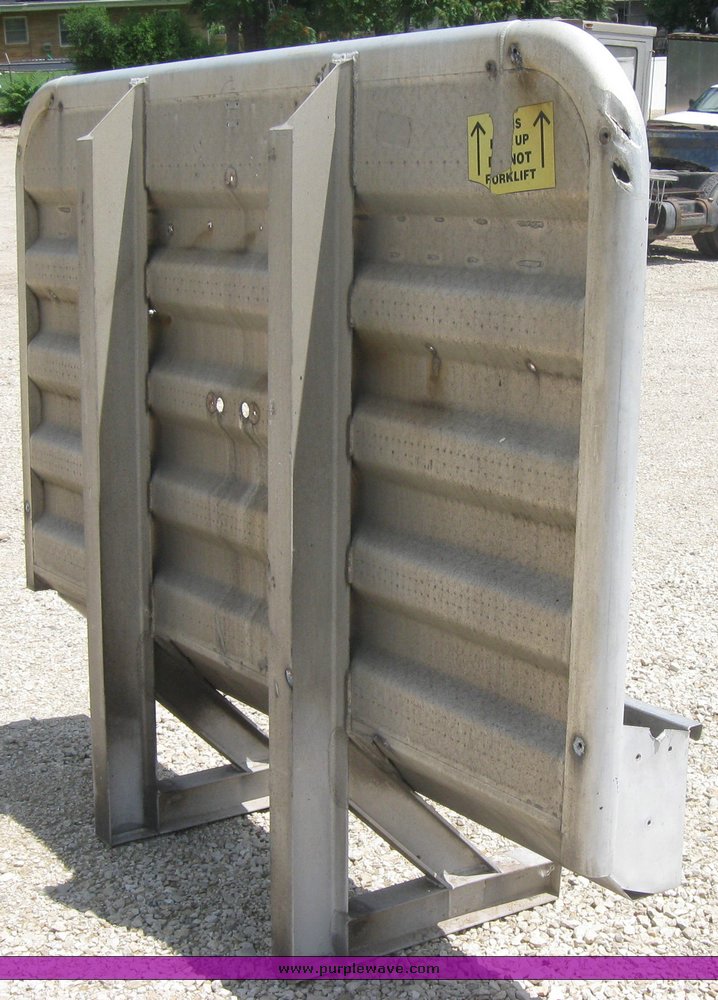 image for item 2290 Merritt diamond plate headache rack