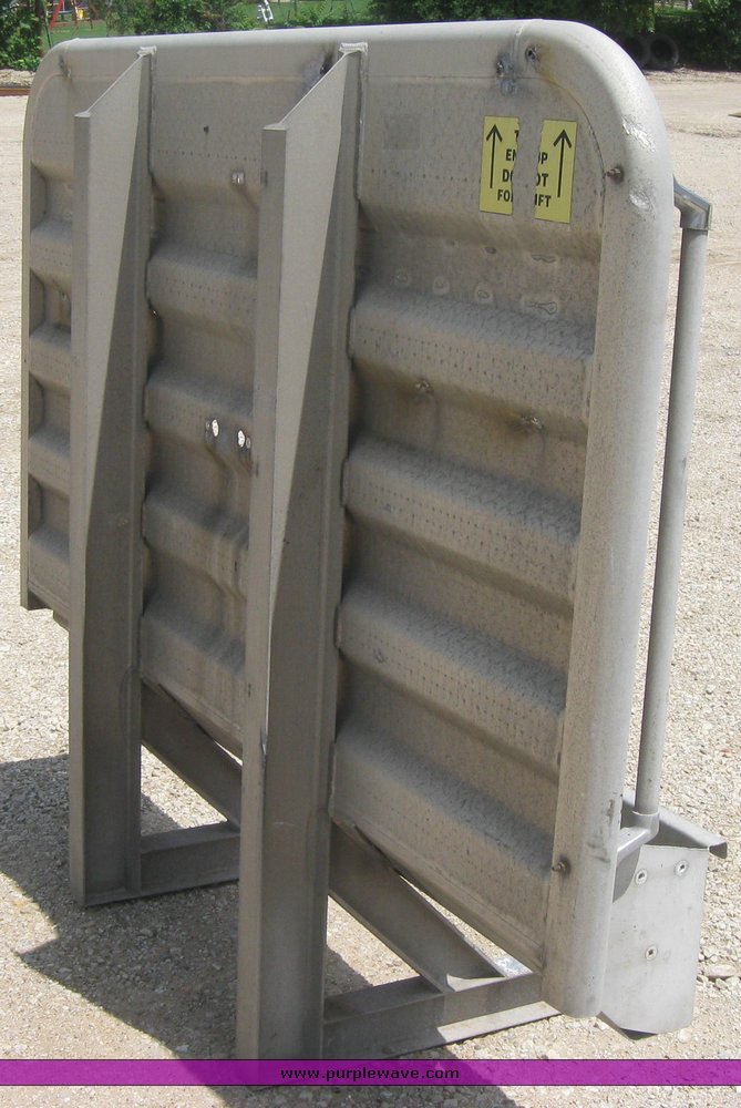 image for item 2291 Merritt diamond plate headache rack