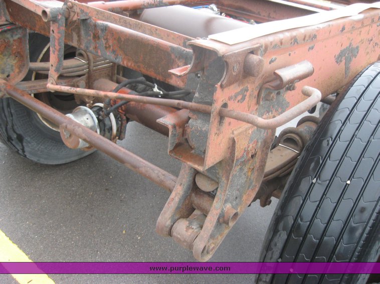 image for item 2535 Hutch Tandem 102 spring ride axle