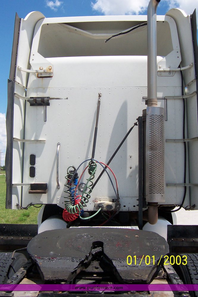 image for item 4716 2005 Freightliner Columbia 120 semi truck