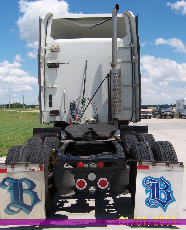 image for item 4716 2005 Freightliner Columbia 120 semi truck