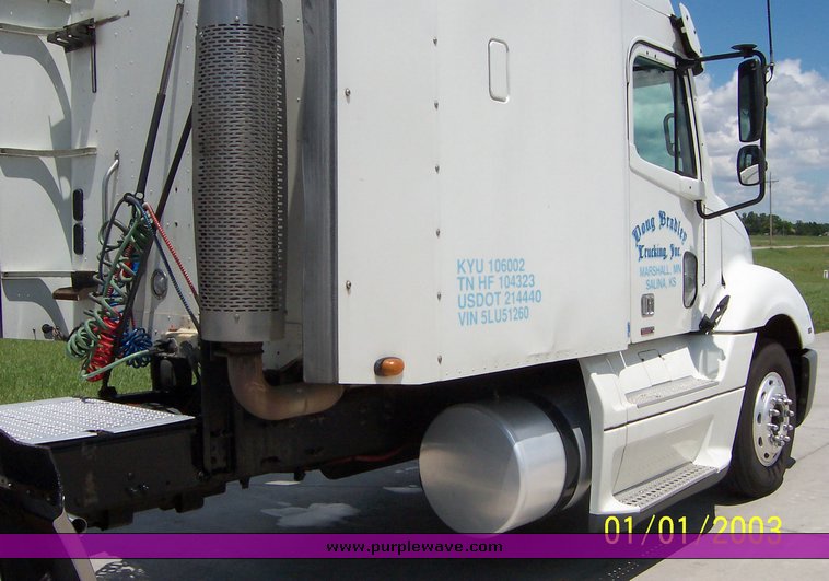 image for item 4716 2005 Freightliner Columbia 120 semi truck
