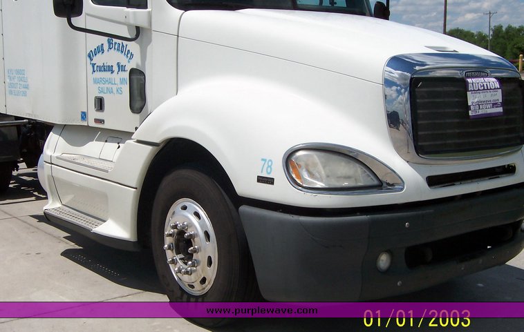 image for item 4716 2005 Freightliner Columbia 120 semi truck