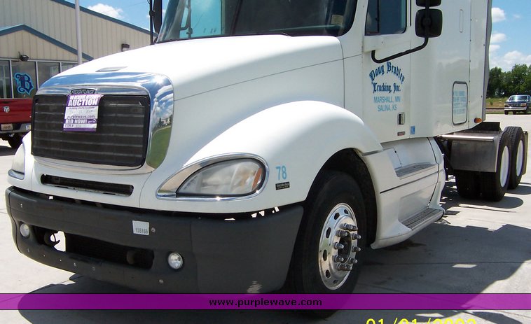image for item 4716 2005 Freightliner Columbia 120 semi truck