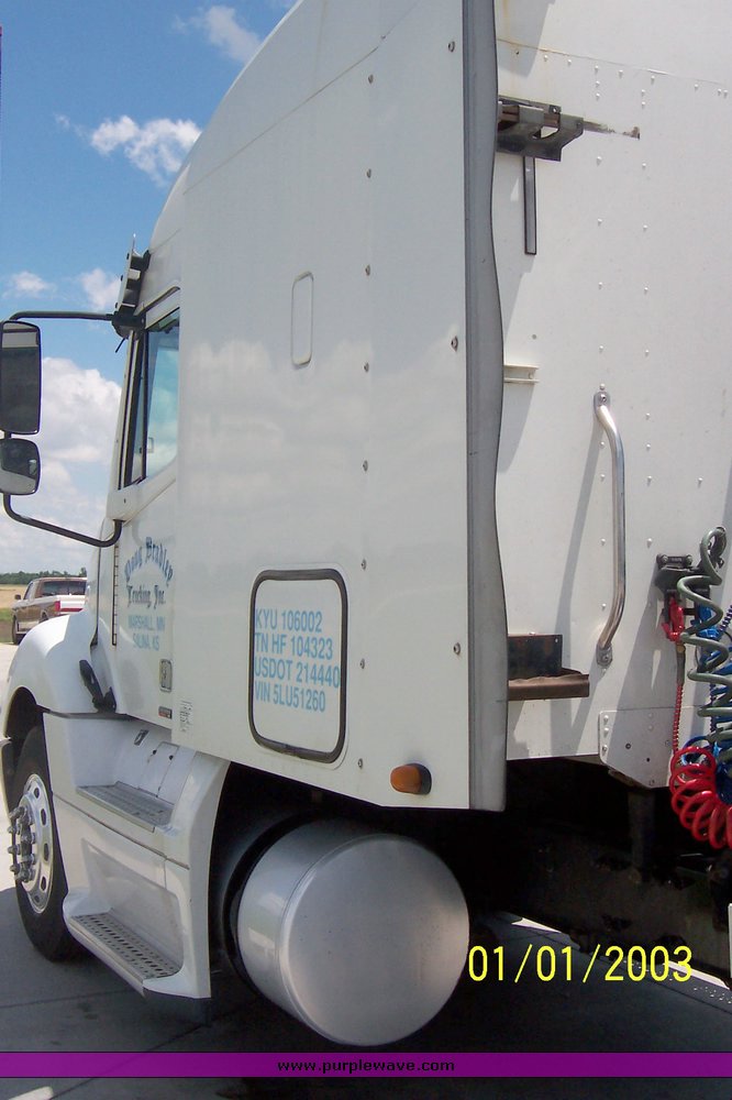 image for item 4716 2005 Freightliner Columbia 120 semi truck