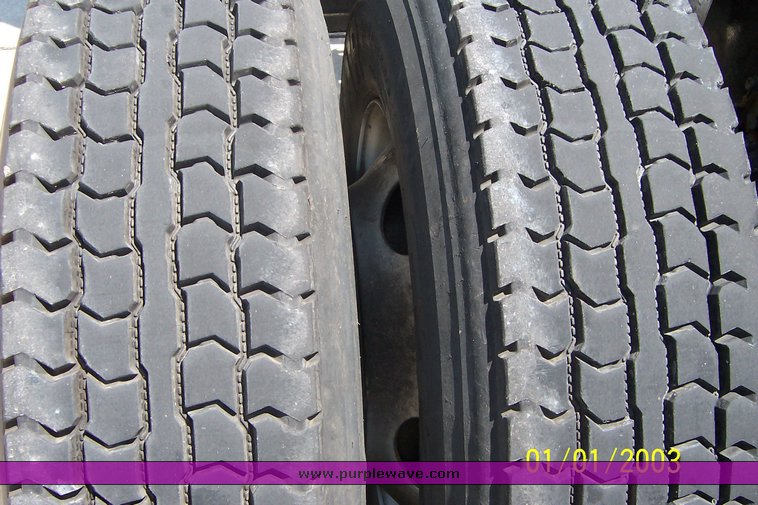 image for item 4716 2005 Freightliner Columbia 120 semi truck